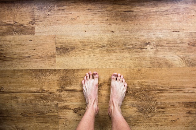 Jak skutecznie i bezpiecznie usunąć stare pokrycie podłogi przed układaniem nowej?